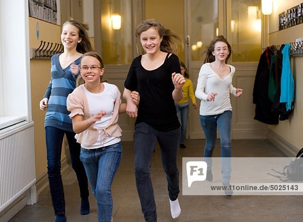 Girls ausführen im Korridor während der Pause