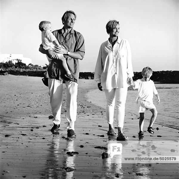 Eltern mit Kinder am Strand