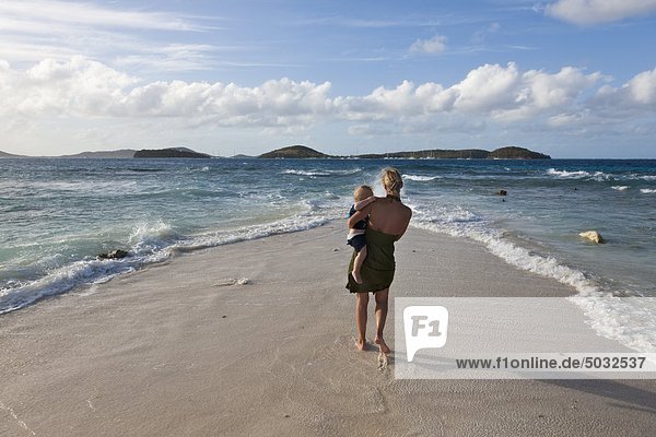 Mutter mit Sohn Spaziergang am Strand