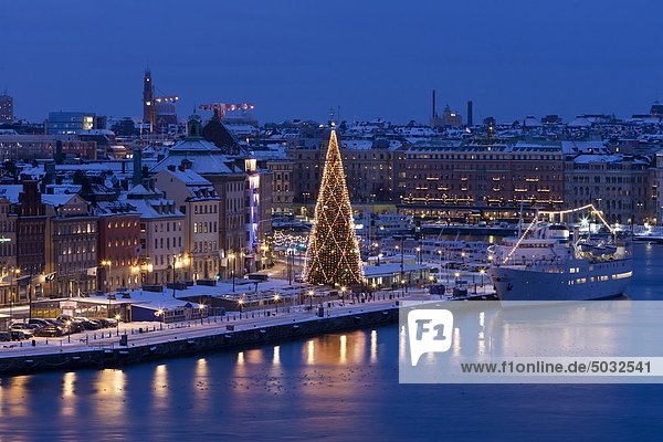 Ansicht der beleuchteten Weihnachtsbaum im Hafen