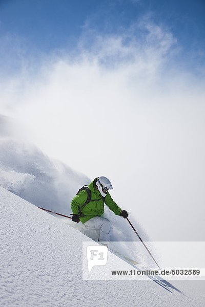 Skifahrer Skifahren auf durch Hang