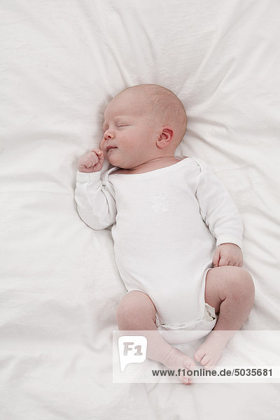 (0-1 Monate) Baby Junge schläft im Bett