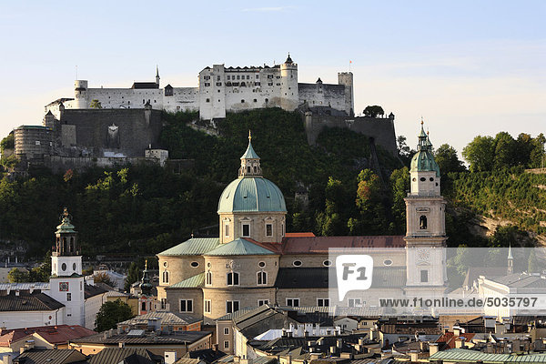 Österreich  Salzburg  Österreich  Blick auf Schloss und Dom Hohensalzburg