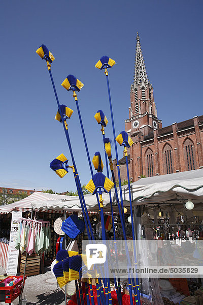 Deutschland  Bayern  München  Blick auf Auer Dult Markt und Maria Hilfskirche