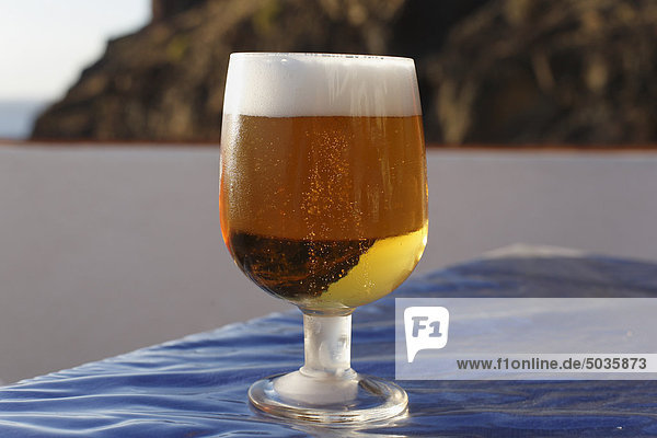 Spanien  Kanarische Inseln  La Gomera  Bierglas mit Bier  Nahaufnahme