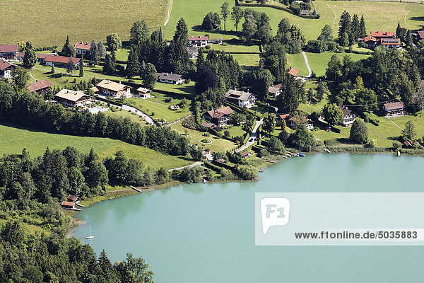 Deutschland Oberbayern Bad Wiessee Abwinkl Stadtansicht am Tegernsee