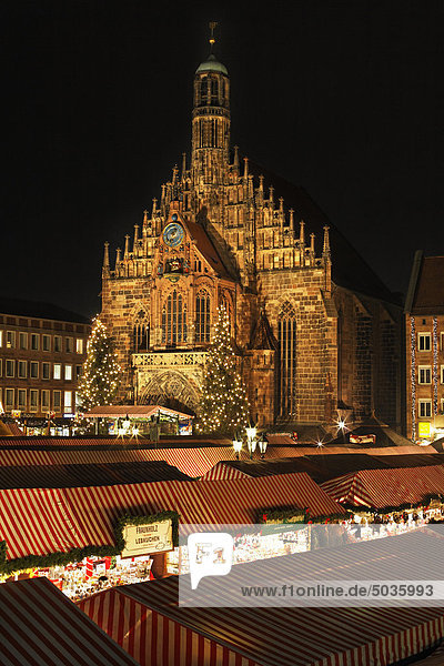 Deutschland  Bayern  Franken  Frauenkirche  Nürnberg  Blick auf den Christkindlmarkt