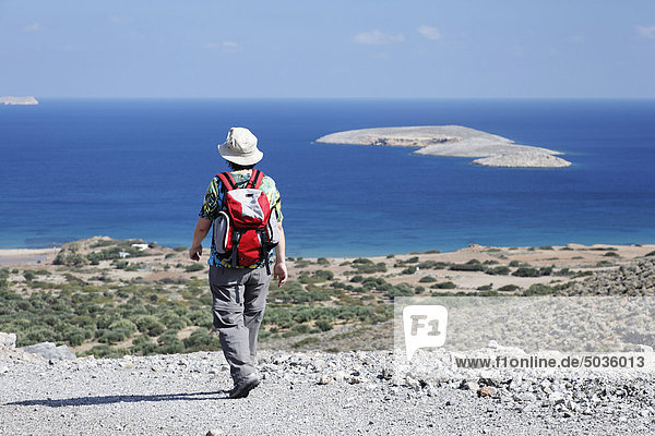 Griechenland  Kreta  Palekastro  Reife Frau beim Wandern am Meer