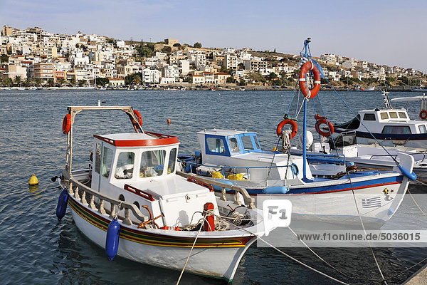 Griechenland  Kreta  Sitia  Fischerboote im Hafen und der Stadt im Hintergrund