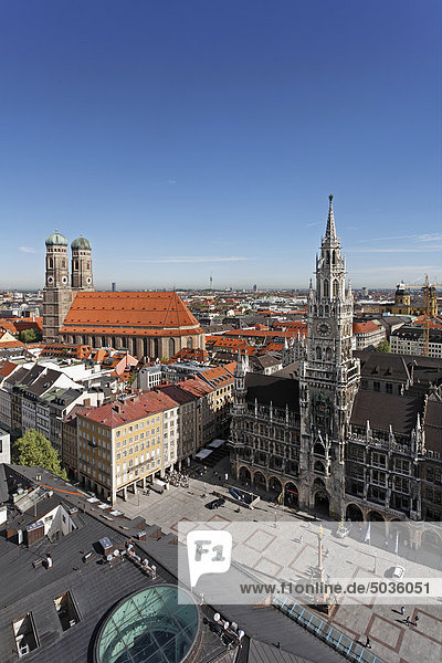 Deutschland  Bayern  München  Marienplatz  Domrathaus  Blick vom Kirchturm auf St. Peter