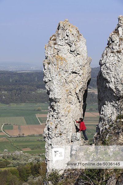 n Schweiz  Walberla  Ansicht einer reifen Frau beim Wandern in der Nähe von Felsformationen am Berg