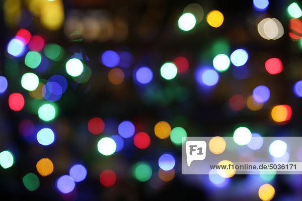 Deutschland  München  Lichterketten in der Weihnachtsnacht  defokussiert