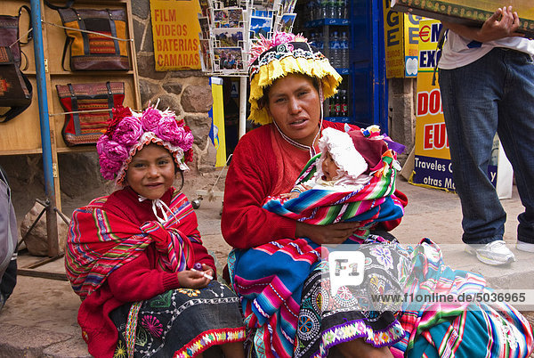 Mother  little girl and baby at Sunday market  Pisac  Sacred Valley  Peru
