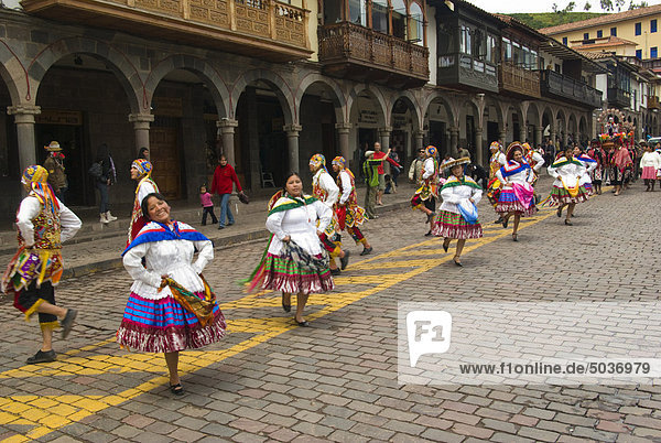 Tanzen Mädchen in Trachten Tanz in fest der Epiphany  Cusco  Peru