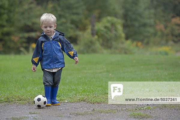 Little Junge spielt mit Fußball  Ontario  Kanada