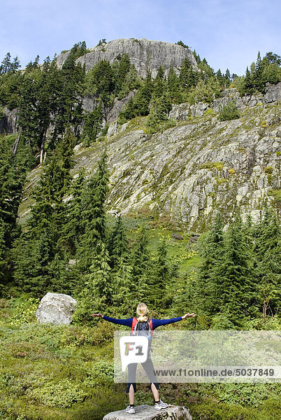 Frau stehend auf einem Felsen im Mount Seymour Provincial Park  b.c.  Kanada