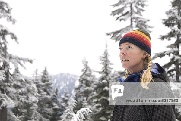 Porträt von Frau im Winter am Hollyburn Berg  Cypress Provincial Park  b.c.  Kanada