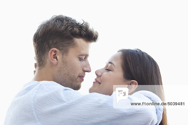 Ein junges Paar  das sich küssen will.