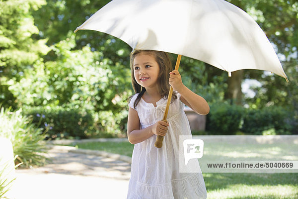 Süßes kleines Mädchen mit Regenschirm
