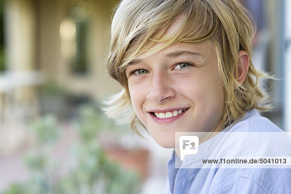 Porträt eines lächelnden kleinen Jungen