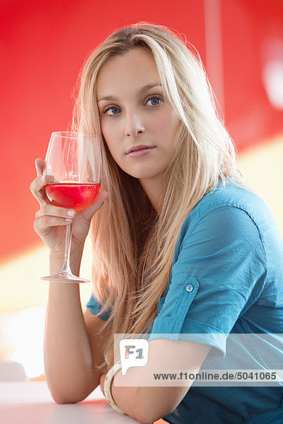 Junge Frau bei Rotwein und Denken in einer Bar