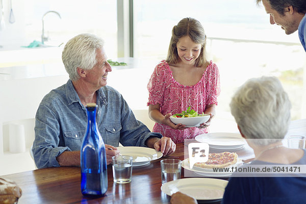 Mehrgenerationen-Familie beim Essen am Esstisch