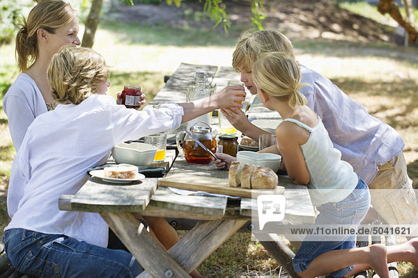 Familie mit Essen im Vor- oder Hinterhof
