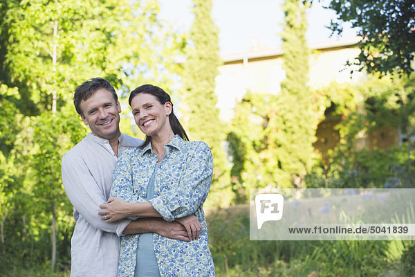 Porträt eines glücklichen reifen Paares im Garten
