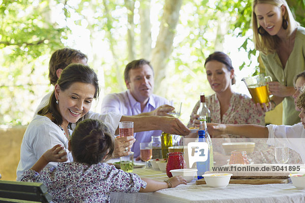 Mehrgenerationen-Familie beim Essen im Haus