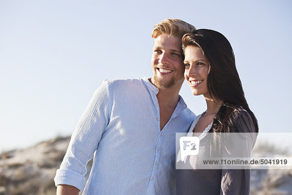 Nahaufnahme eines lächelnden Paares am Strand