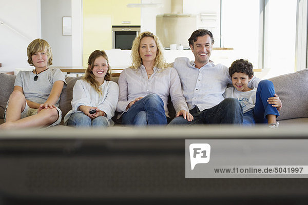 Familie beim gemeinsamen Fernsehen zu Hause