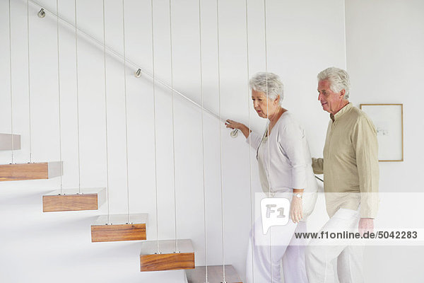 Seniorenpaar beim Treppenaufgang