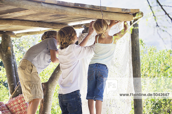 Kinderhängevorhang im Baumhaus