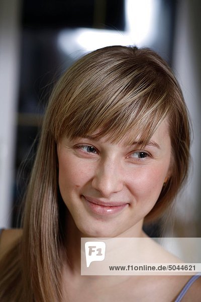 Halbportrait Innenaufnahme blond Europäer Frau lächeln hoch oben hübsch