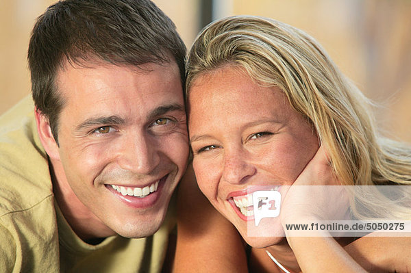 Porträt eines glücklichen jungen Paares