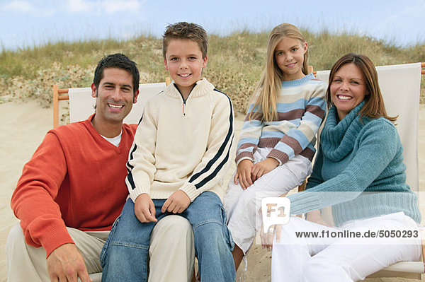 Familie Liegestühle am Strand