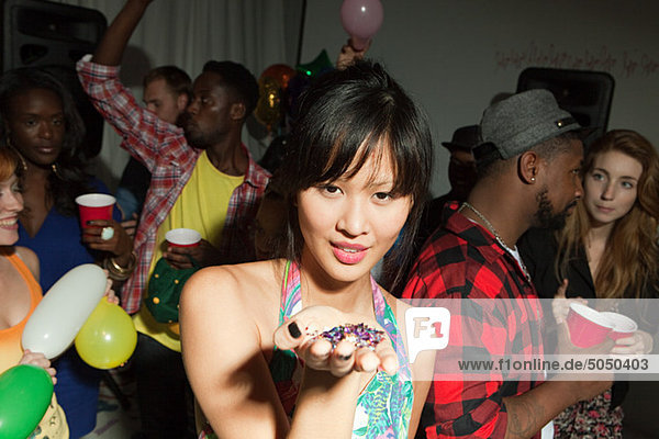 Frau mit Glitter in ihrer Handfläche auf party