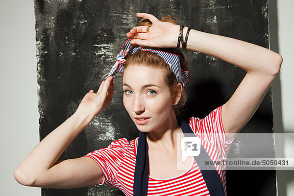 Junge Frau  die das Haar-Accessoire auf der Party anpasst