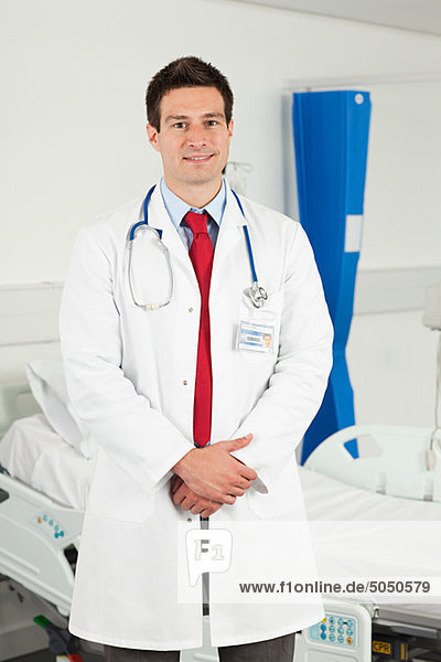 Porträt eines mittelgroßen männlichen Arztes