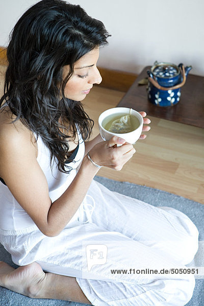 Frauen trinken grünen Tee