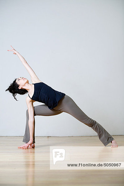 Frau in Kriegerposition beim Yoga