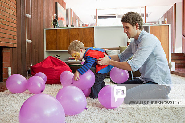 Menschlicher Vater Sohn Zimmer Luftballon Ballon Wohnzimmer spielen