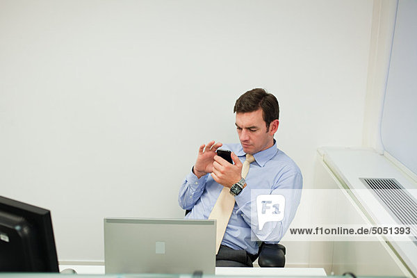 Kaufmann verwenden Smartphone in office