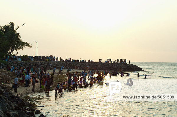 Baden im Meer am Abend in Cochin  Kerala Massen