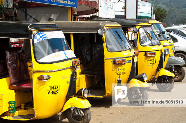 Gelbes Auto Rikschas aufgereiht in Ooty  Nilgiri Hills  Tamil Nadu