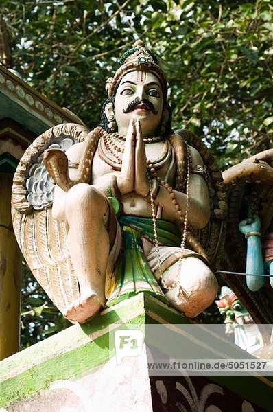Hinduistische Statue beten  Kerala