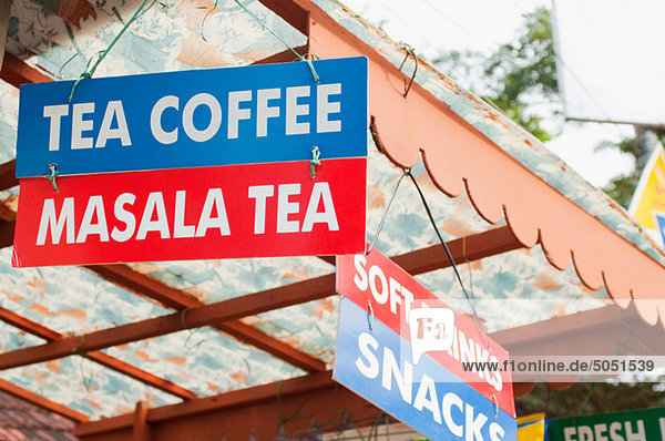 Tee  Kaffee  Masala Tee unterzeichnet über Stall in der Cochin  Kerala