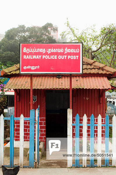 Vorposten der Polizei am Bahnhof Coonoor  Nilgiri-Gebirge  Kerala