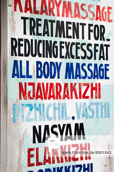Massage-Anzeige auf Wand in keralischen backwaters