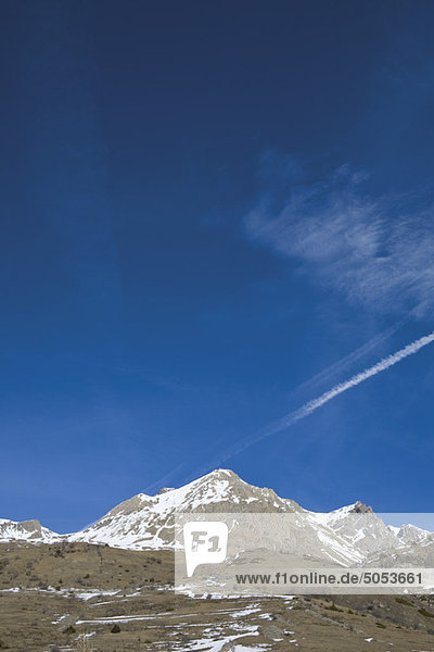 Der letzte Winterschnee auf den Berggipfeln